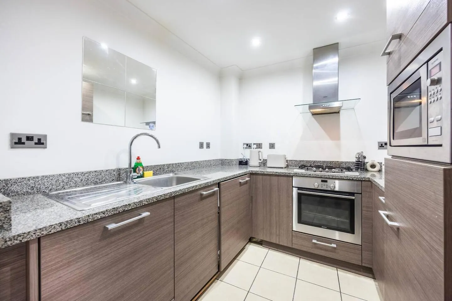 City Chic Apartment Steps From Liverpool Street London