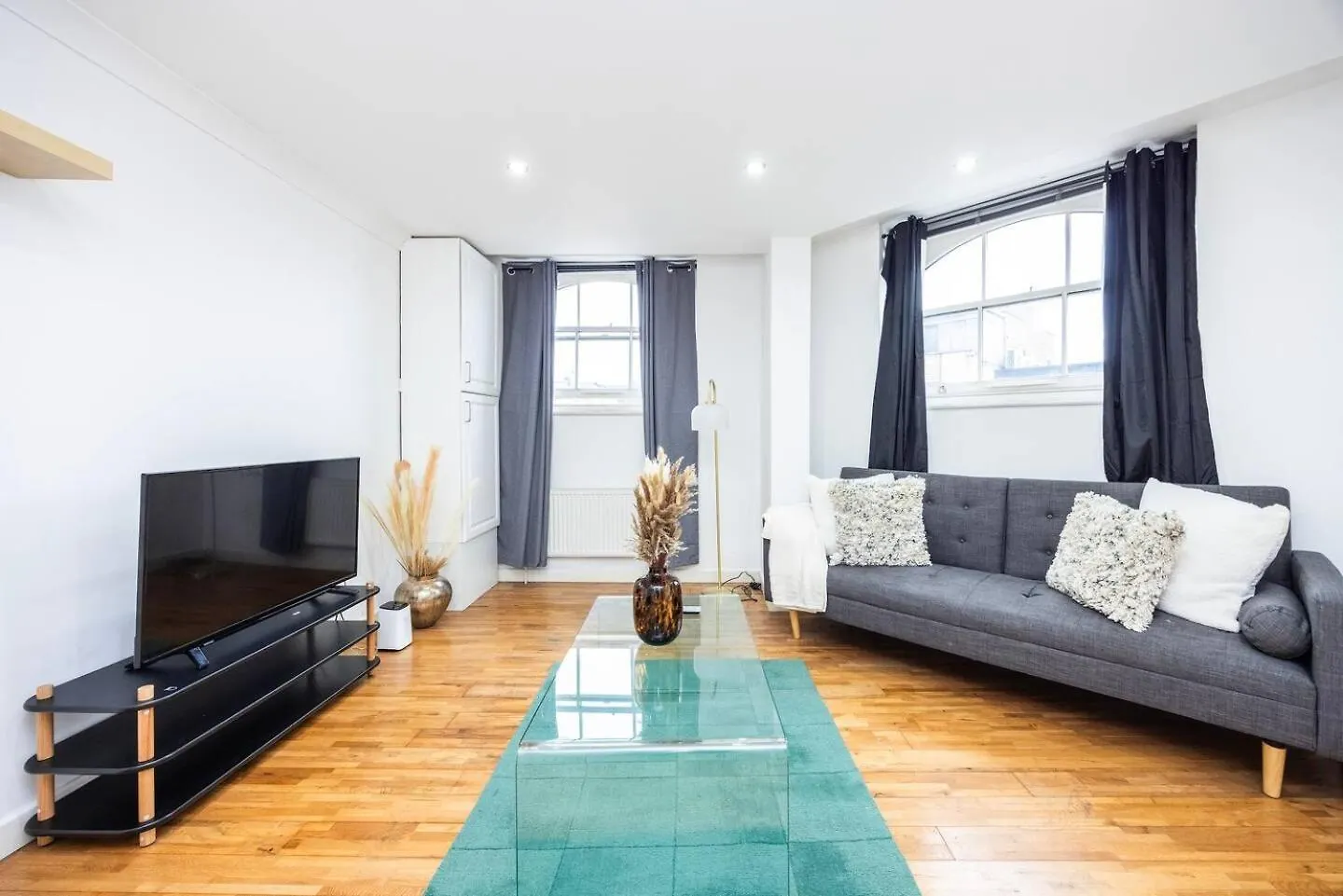City Chic Apartment Steps From Liverpool Street location