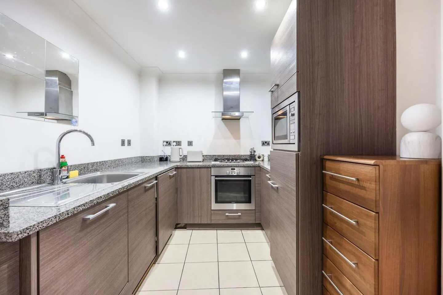Holiday home City Chic Apartment Steps From Liverpool Street London