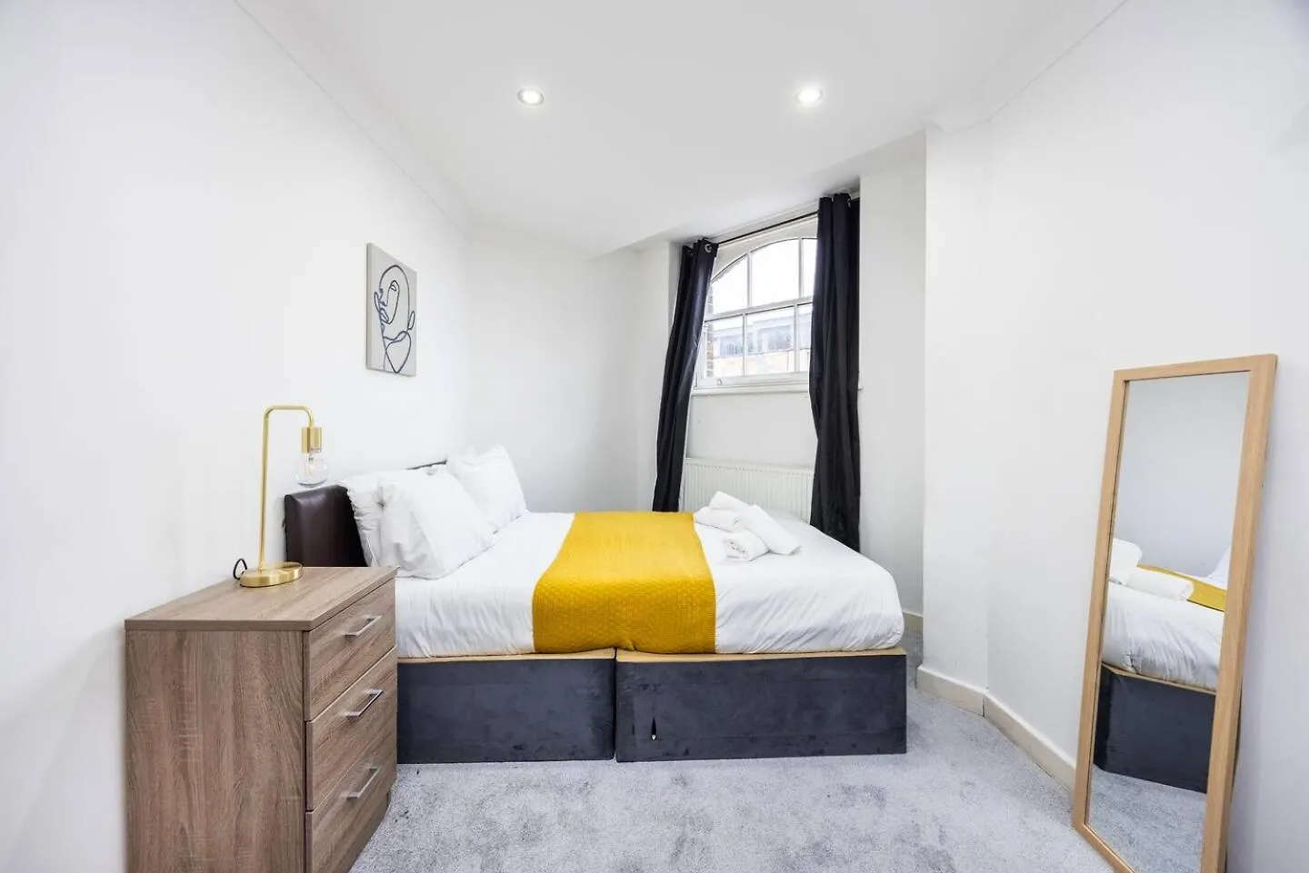 City Chic Apartment Steps From Liverpool Street London